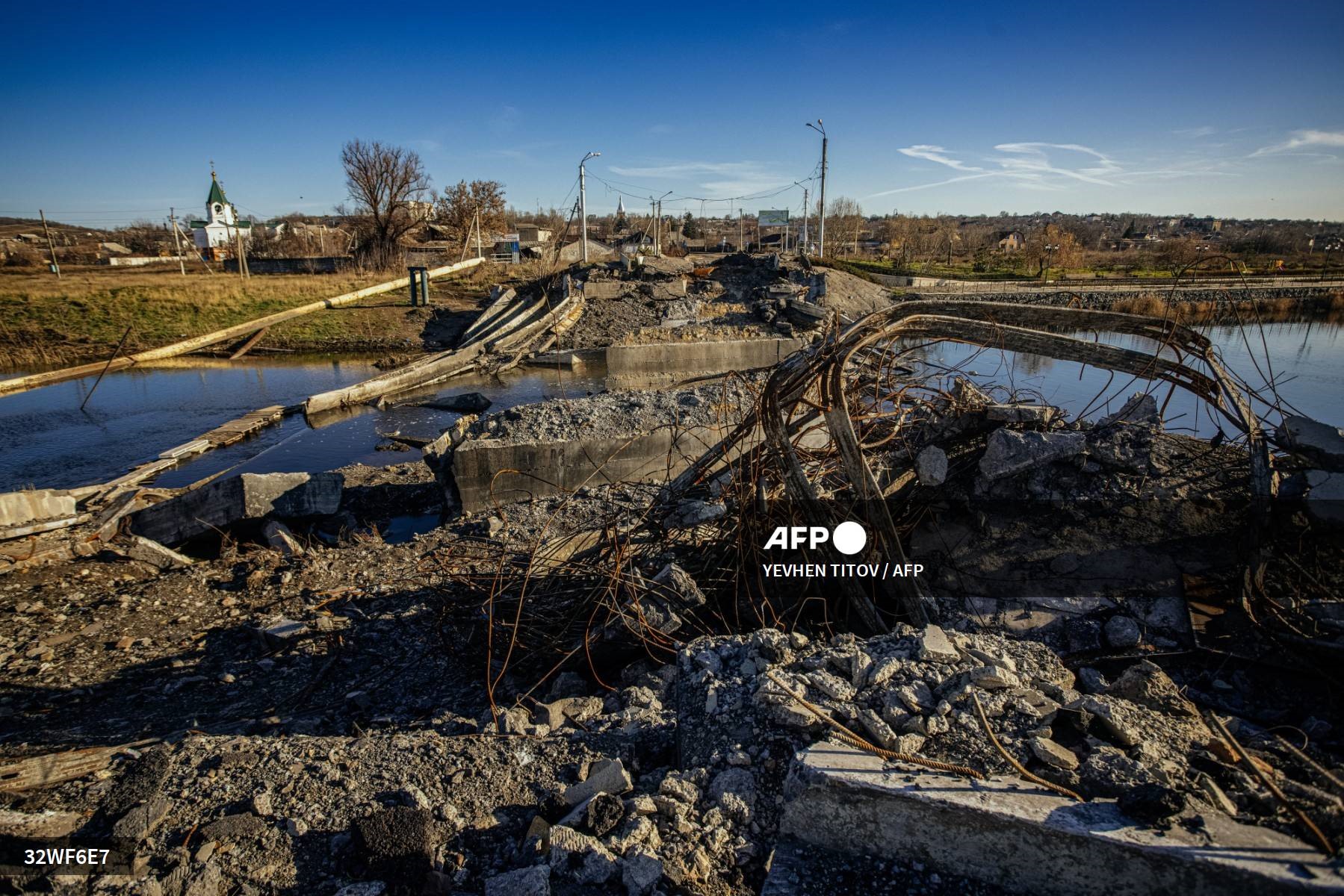 Một cây cầu ở Bakhmut, Donetsk, bị phá hủy trong bức ảnh ngày 29.11.1022. Ảnh: AFP