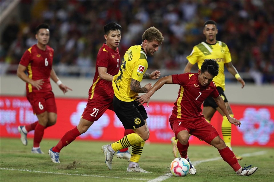 Trận đấu giữa Việt Nam và Dortmund chỉ được bù giờ 1 phút.  Ảnh: Minh Dân