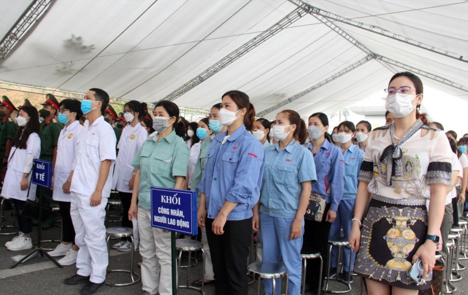 Công nhân lao động các khu công nghiệp - chế xuất Hà Nội tham gia Lễ phát động Tháng Công nhân và Tháng hành động về An toàn vệ sinh lao động năm 2022. Ảnh: Hải Anh