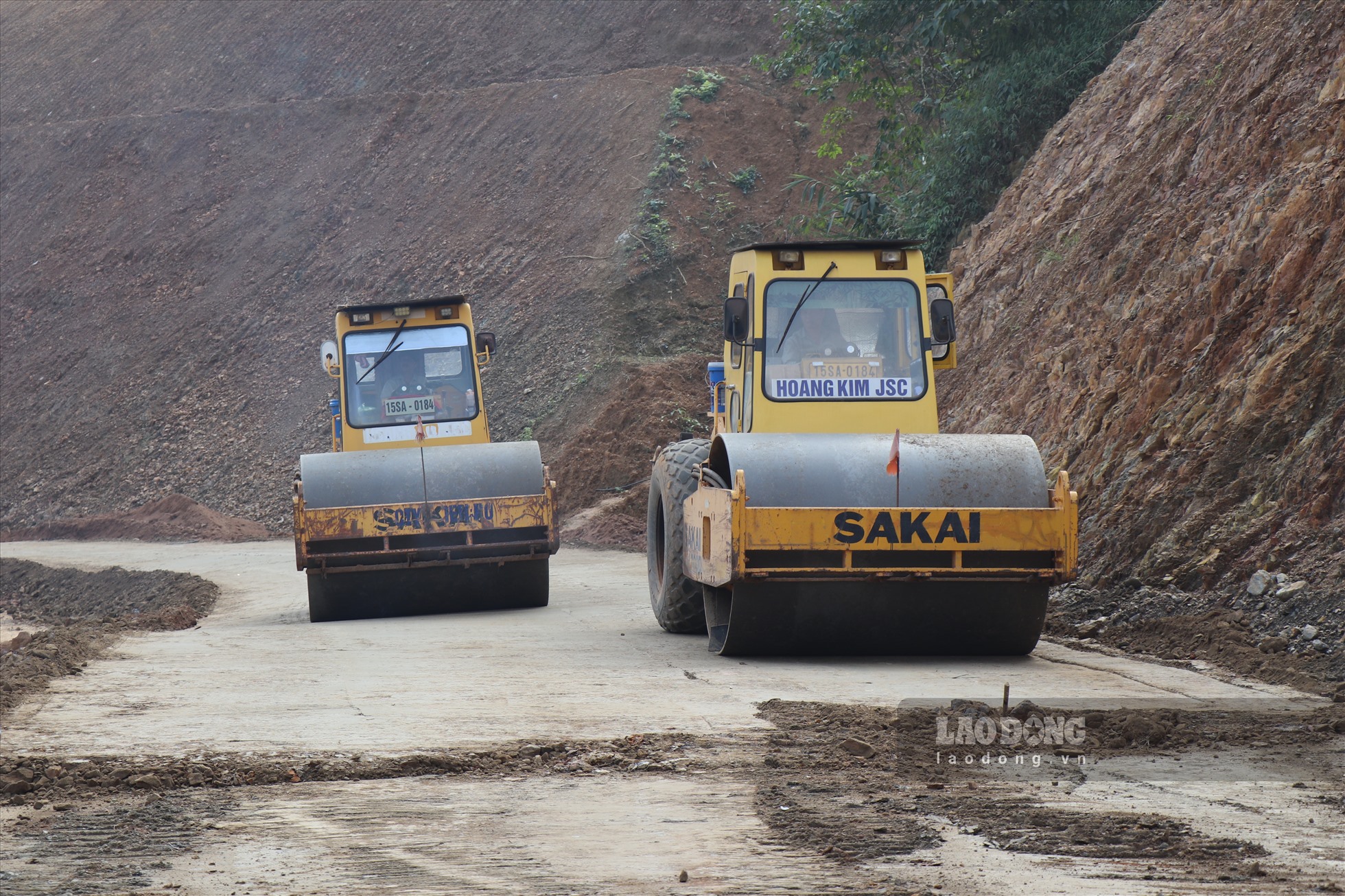 Những ngày cuối tháng 11, có mặt tại huyện Văn Yên, Dự án đang được triển khai rầm rộ, trên công trường trải đều các tuyến nhiều máy móc, ô tô vận tải chở đất đá rầm rộ đến các bãi đổ thải.