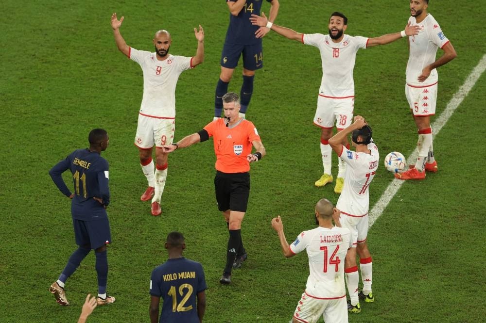 Trọng tài trở thành tâm điểm chú ý sau trận Pháp thua Tunisia 0-1.  Ảnh: AFP