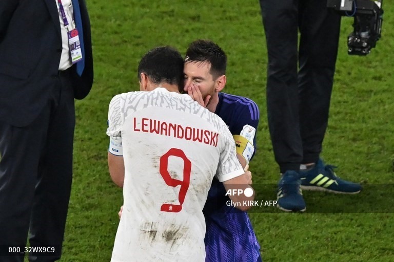 Lewandowski nhiều lần nói chuyện với Messi. Ảnh: AFP