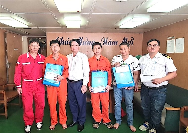 Lãnh đạo Công đoàn Tổng Công ty Hàng hải Việt Nam tặng quà người lao động. Ảnh: Công đoàn Tổng Công ty Hàng hải Việt Nam