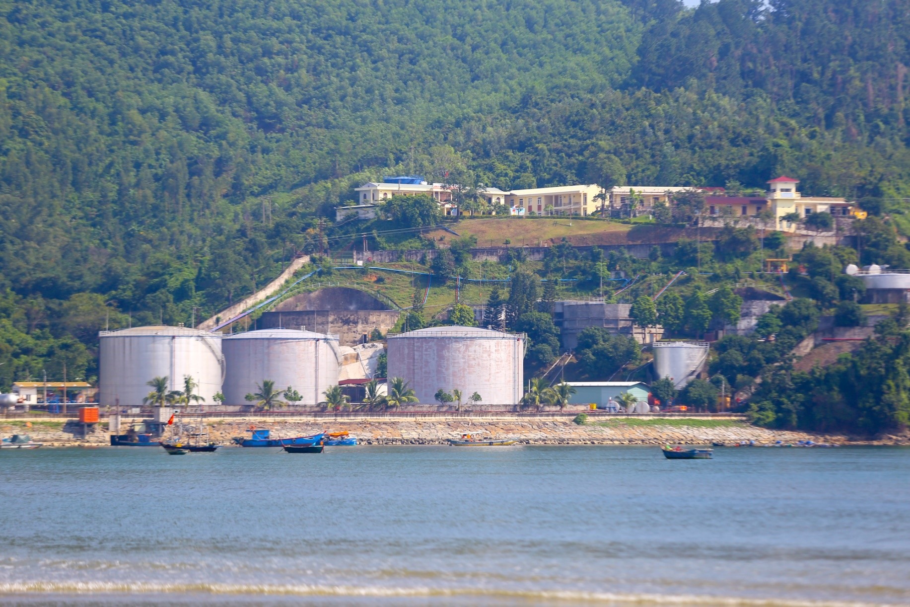 Một kho xăng dầu nằm trong khu vực xây dựng cảng biển sắp tới.