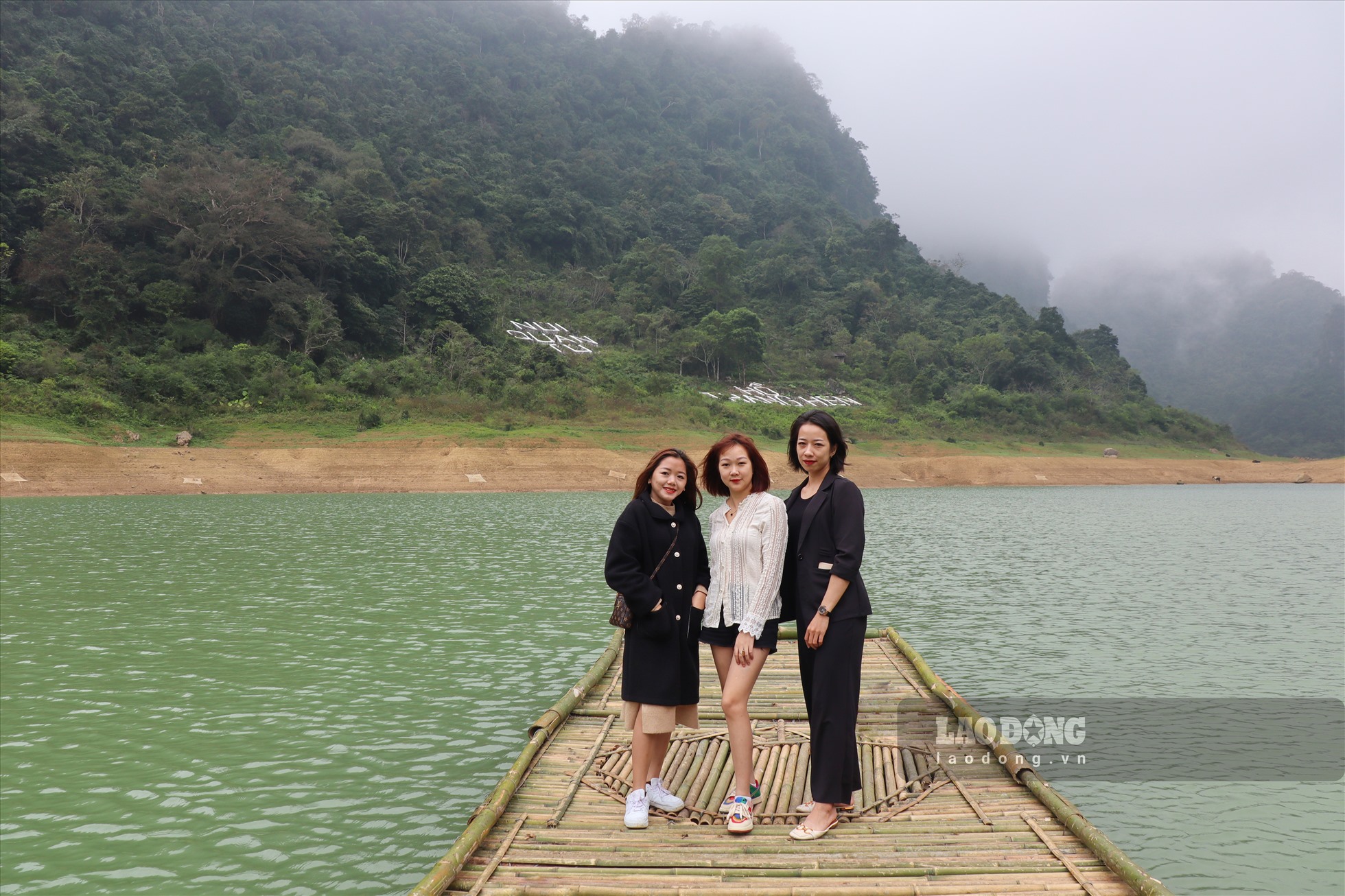 Hồ Thang Hen: Khung cảnh hữu tình, tuyệt đẹp với đầm nước trong xanh và những ngọn núi bao quanh. Hãy xem hình ảnh để chiêm ngưỡng vẻ đẹp tự nhiên tuyệt vời của Hồ Thang Hen.