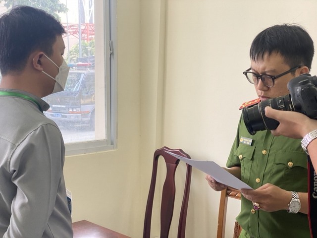 Cơ quan CSĐT Công an TPHCM tống đạt Quyết định khởi tố đối với Huỳnh Công Tân. Ảnh: Công an