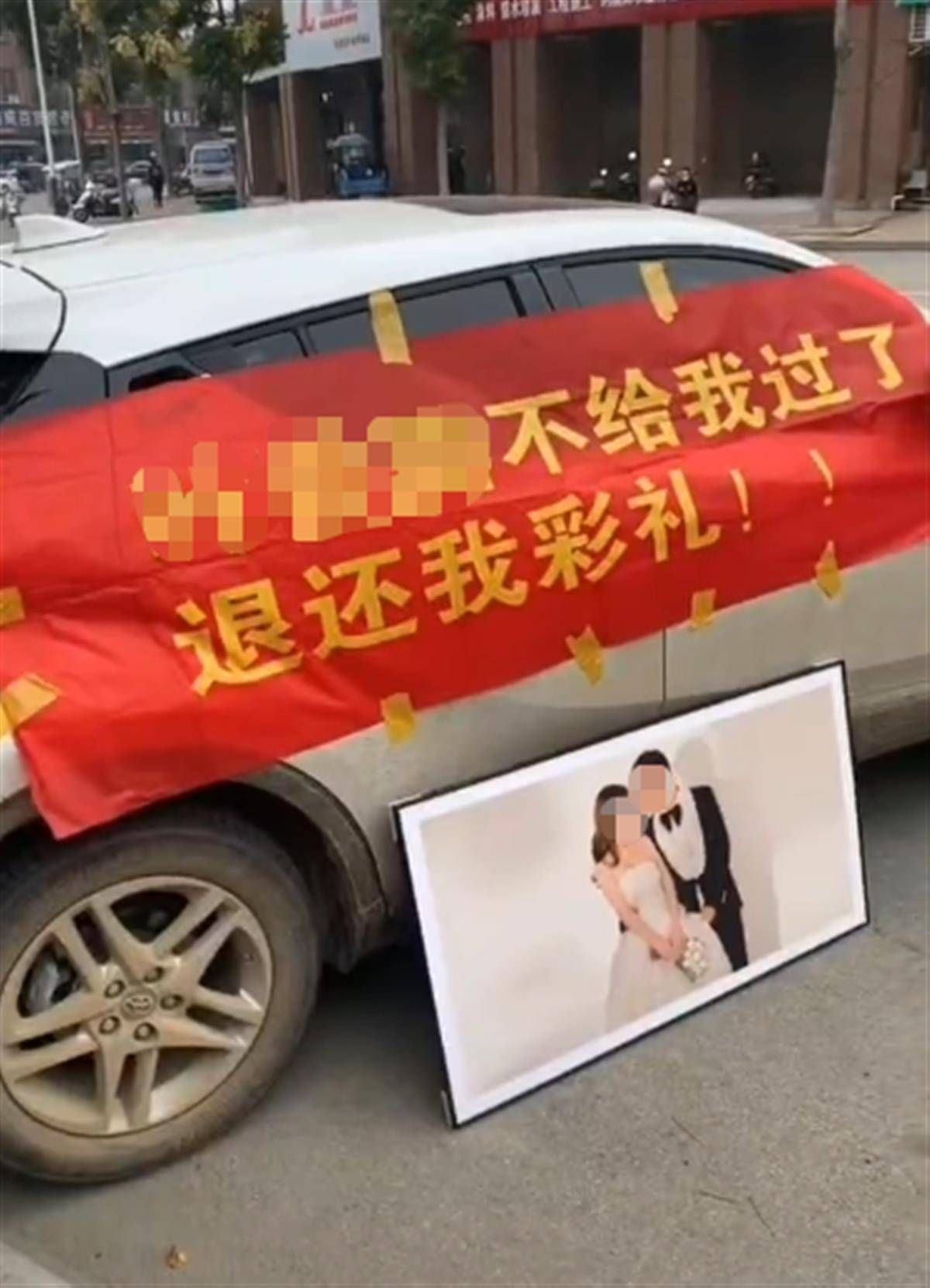 Hou đỗ xe ngoài nhà bố mẹ vợ, căng băng rôn với nội dung đòi trả tiền sính lễ. Ảnh: Weibo