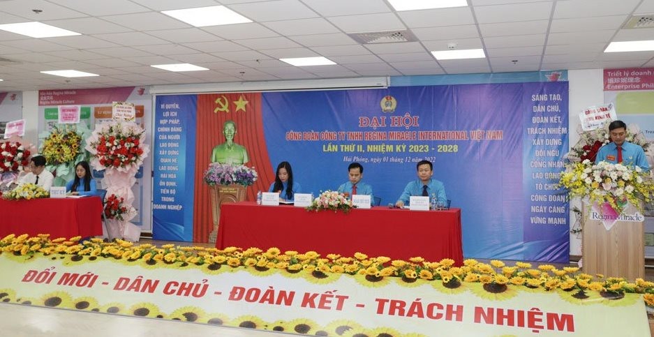 Đoàn Chủ tịch điều hành Đại hội Công đoàn Công ty TNHH Regina Miracle Việt Nam (KCN VSIP Hải Phòng) chiều ngày 1.12. Ảnh: HT