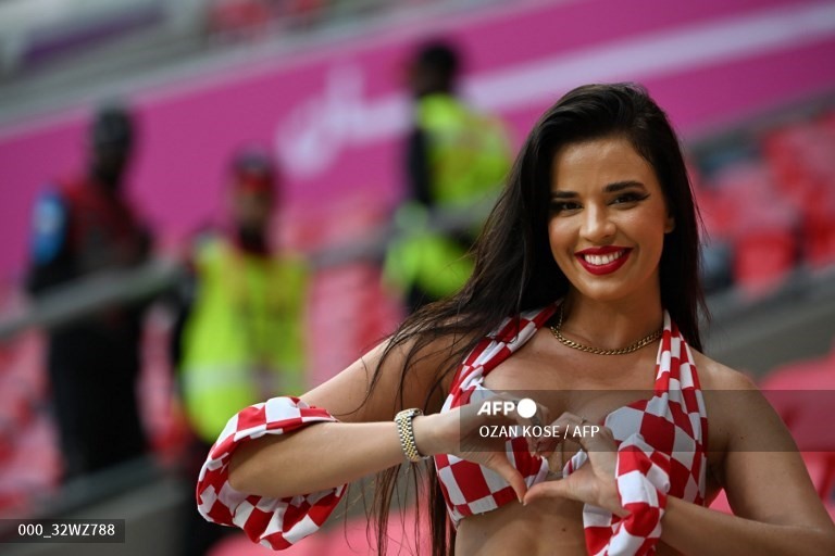 Cổ động viên của hai đội tại sân và vượn Kent đã chọn Croatia chiến thắng.  Ảnh: AFP