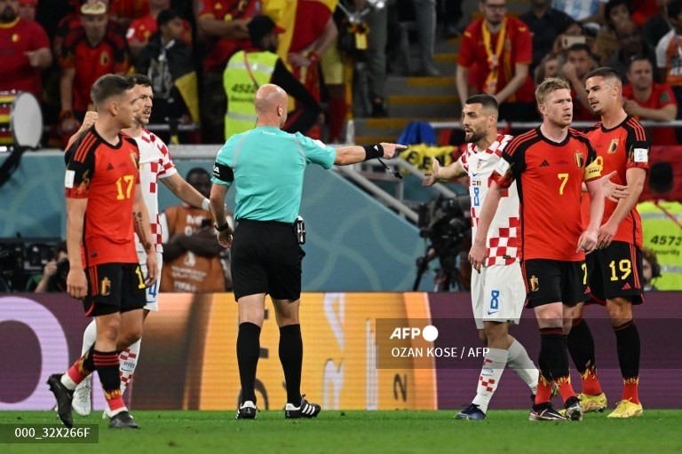 Trọng tài cho Croatia hưởng quả phạt đền nhưng sau đó rút lại quyết định vì lỗi việt vị.  Ảnh: AFP