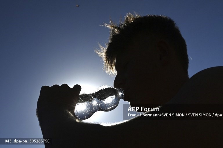 Uống nhiều nước không chỉ giúp giảm calo mà còn có lợi cho sức khỏe. Ảnh: AFP