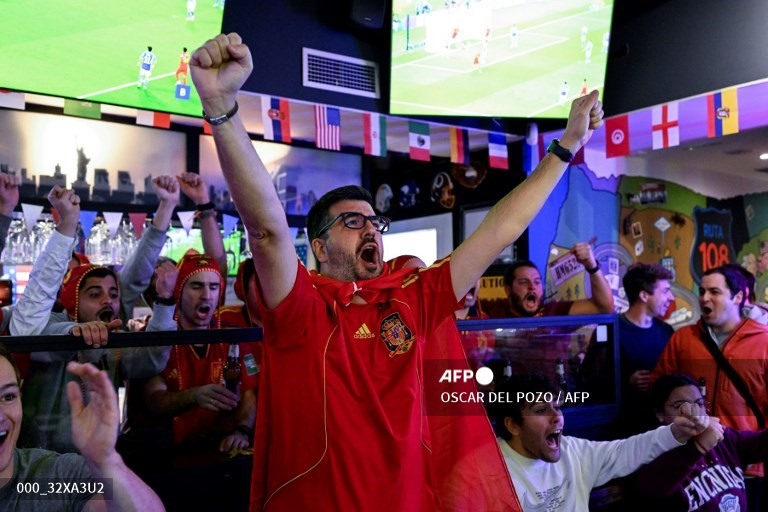 Spanish fans.  Photo: AFP