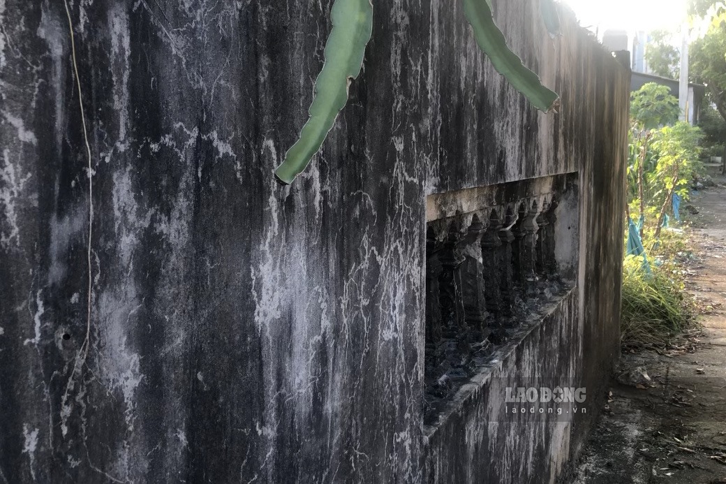 Các vết loang lổ trên tường nhà do lâu không có người ở. Ảnh: Nguyễn Hoàn.