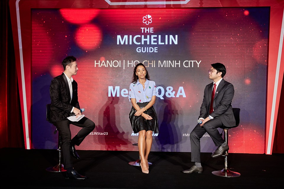 Ông Ahmad Faiez Mohamed Pisal - GĐ điều hành Michelin Việt Nam (phải) và bàElisabeth Boucher - Anselin - Giám đốc truyền thông, thương hiệu và phát triển bền vững tại MICHELIN Experiences giải đáp nhiều thắc mắc của quan khách trong lễ công bố. Ảnh: Khánh