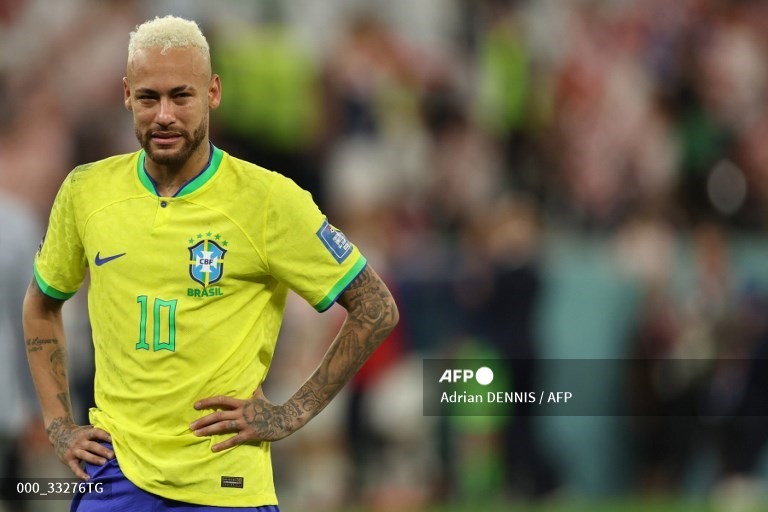 Tuy nhiên, sau đó chính Neymar cũng không kìm nổi xúc động vì phải tạm biệt giấc mơ World Cup 2022. Bàn thắng mở tỉ số thần kỳ của Neymar cũng không thể giúp tuyển Brazil đi tiếp. Ảnh: AFP.