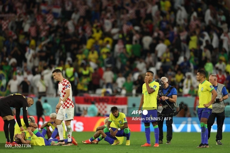 Đêm 9.12 (theo giờ Việt Nam), trận cầu nghẹt thở giữa Brazil vs Croatia đã diễn ra. Mặc dù hai đội cân tài cân sức cho tới tận phút cuối cùng, tuy nhiên khi bước vào hiệp đá luân lưu, tuyển Brazil đã thiếu một chút may mắn và phải nhường tấm vé vào bán kết cho tuyển Croatia. Ảnh: AFP.