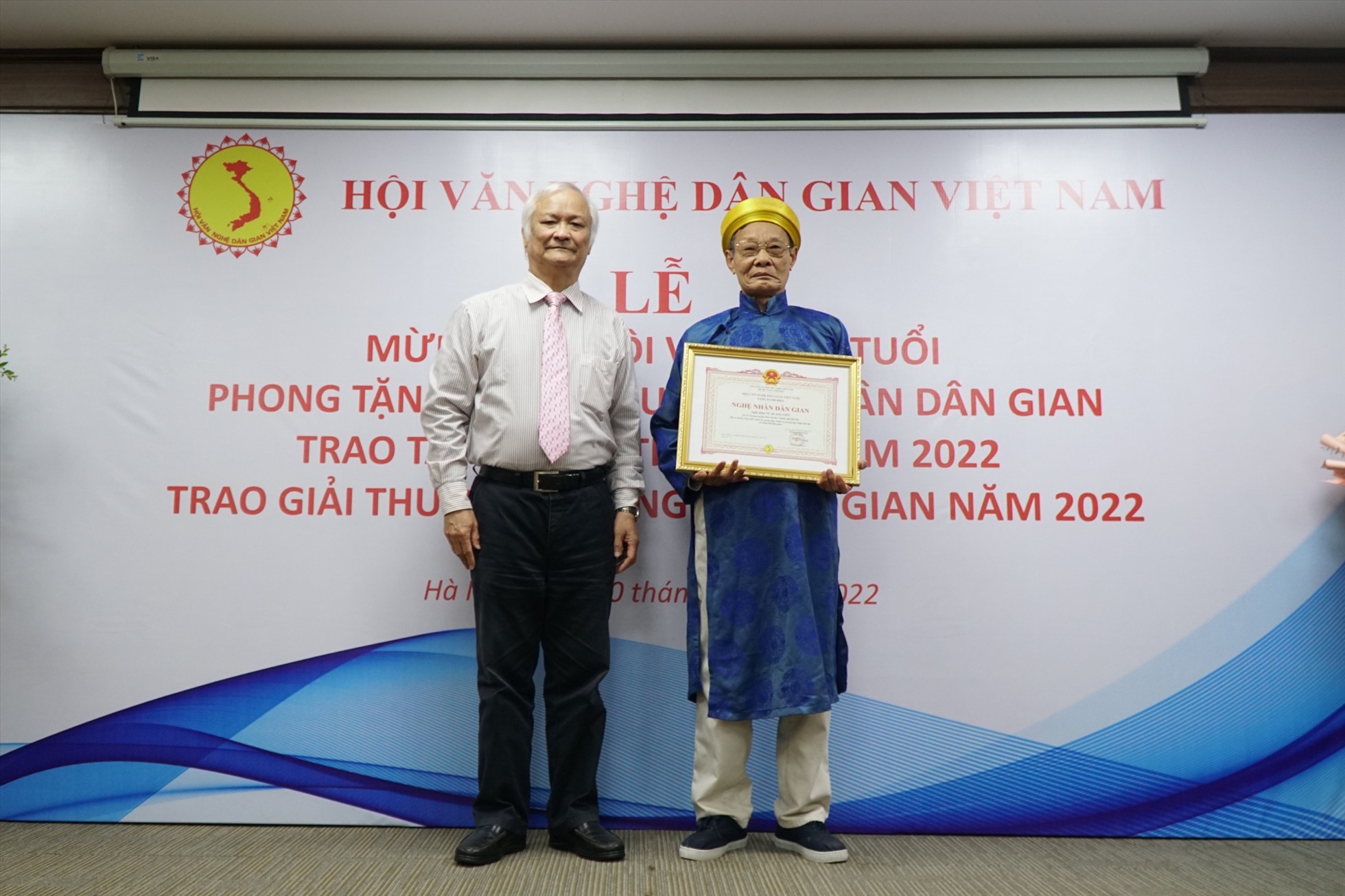 Ông Vũ Quang Liễn được tặng danh hiệu Nghệ nhân dân gian và Kỉ niệm chương Vì sự nghiệp văn học nghệ thuật dân gian Việt Nam. Ảnh: Thảo Quyên