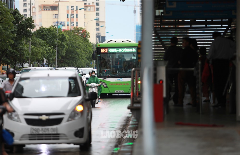 Nhiều phương tiện đi lại mặc kệ chuồn vô làn BRT. Ảnh: Tô Thế