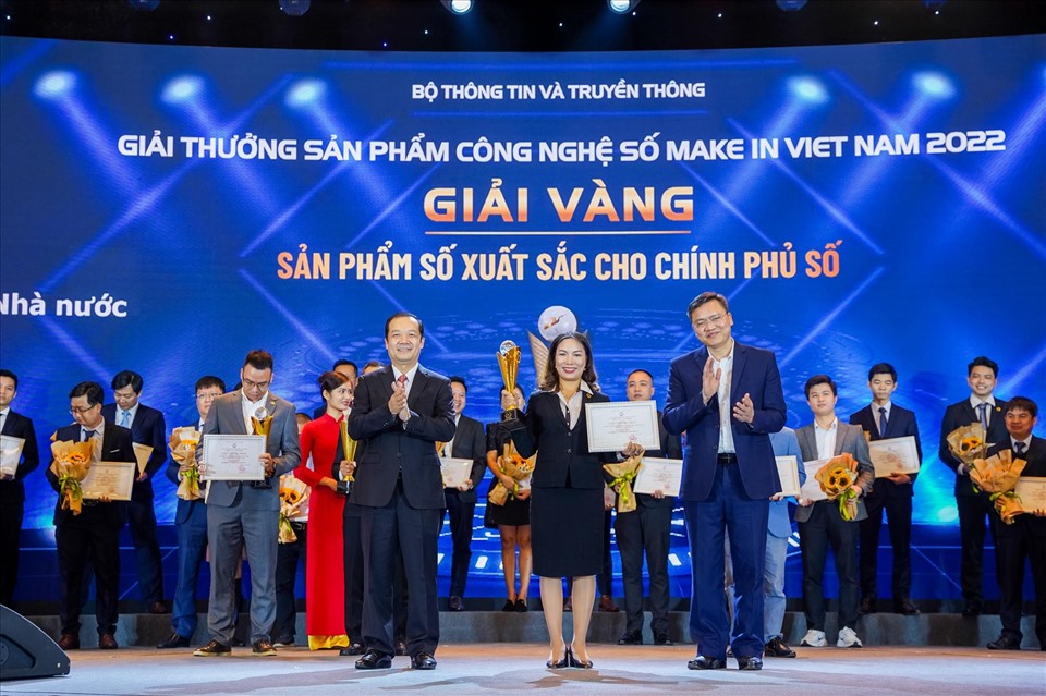 Tổng Giám đốc MISA Đinh Thị Thúy đại diện MISA nhận giải Vàng ở hạng mục Sản phẩm số xuất sắc cho Chính phủ số với sản phẩm MISA FinGov (Nguồn: MISA)