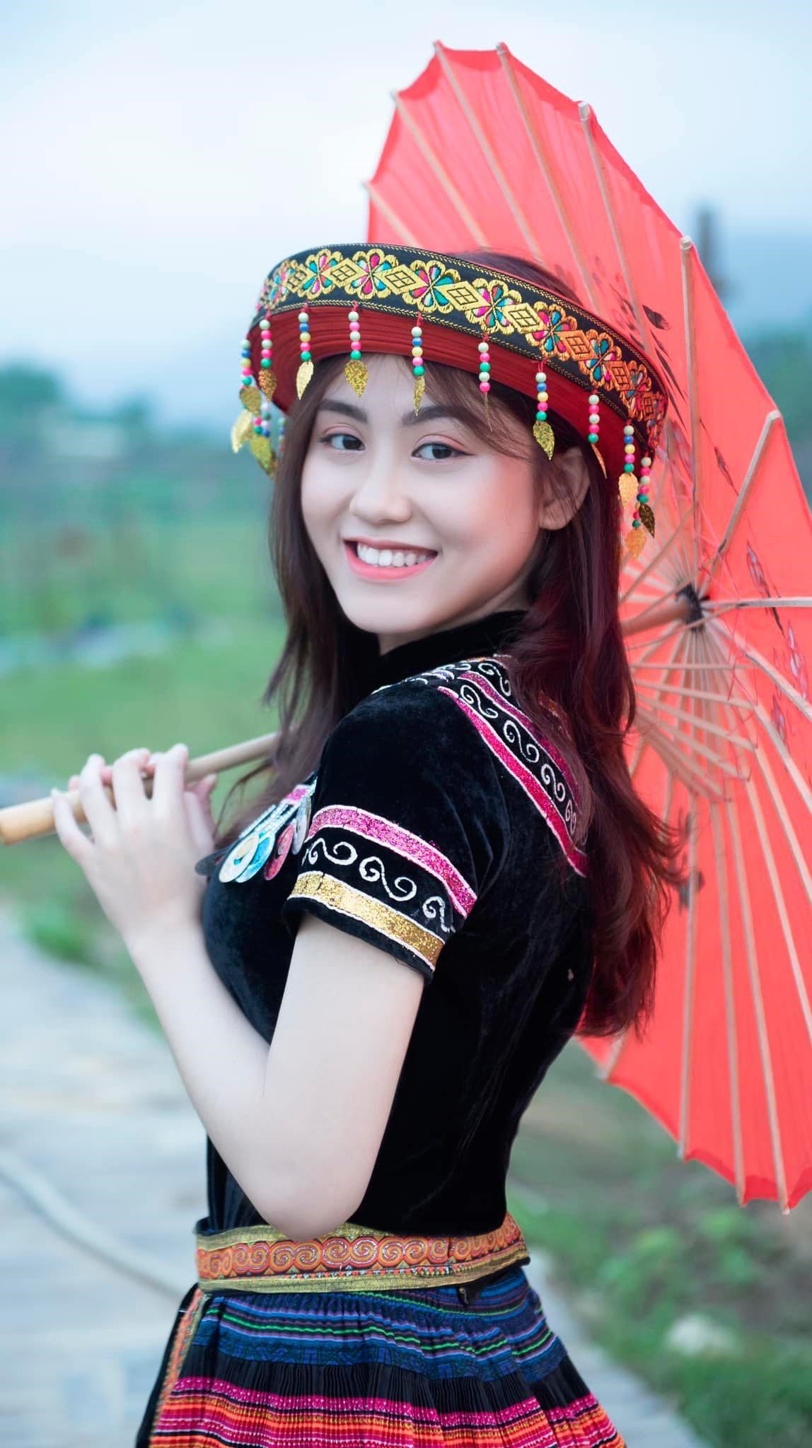 Nàng hậu sinh ra và lớn lên ở quê hương Quảng Nam và hiện đang là sinh viên trường Đại học Duy Tân (TP. Đà Nẵng), đồng thời cô cũng đang hoạt động trong lĩnh vực người mẫu.
