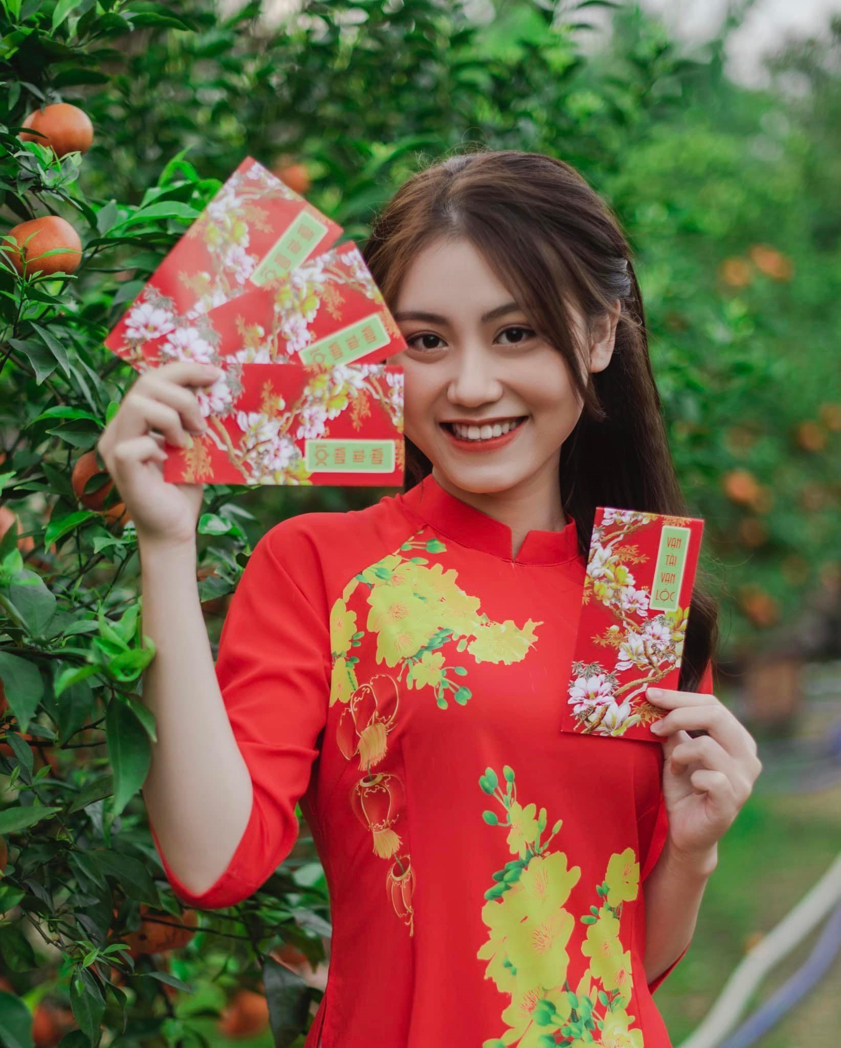 Cô thường chụp ảnh với áo dài vì yêu thích vẻ đẹp của trang phục truyền thống Việt Nam.