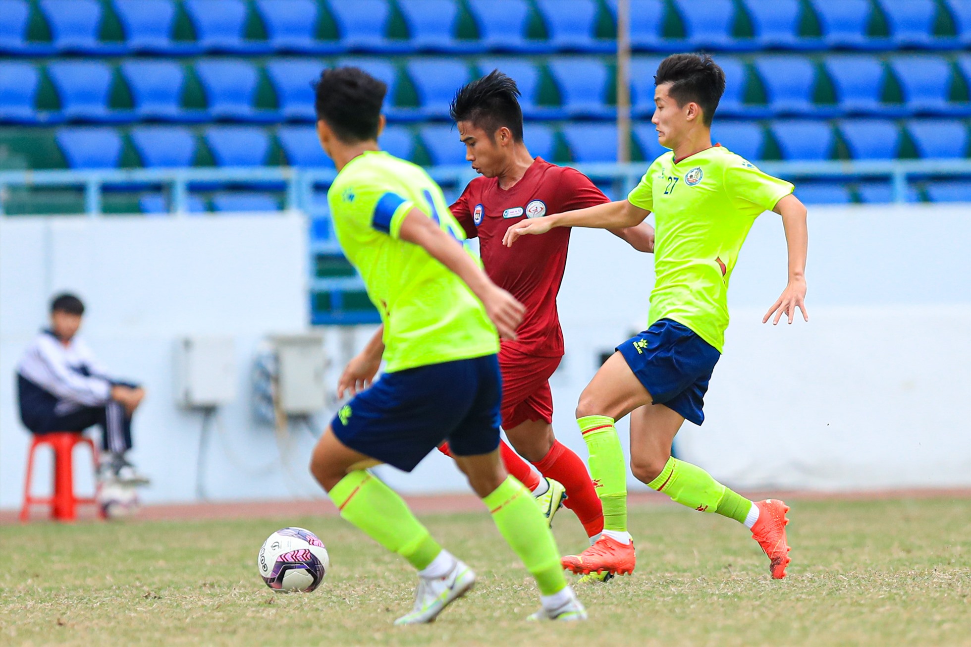 Ở trận tranh hạng Ba Đại hội Thể thao toàn quốc lần thứ IX, phút 30, cầu thủ Nguyễn Văn Mạnh sau tình huống dứt điểm đã tiếp đất không đúng tư thế.