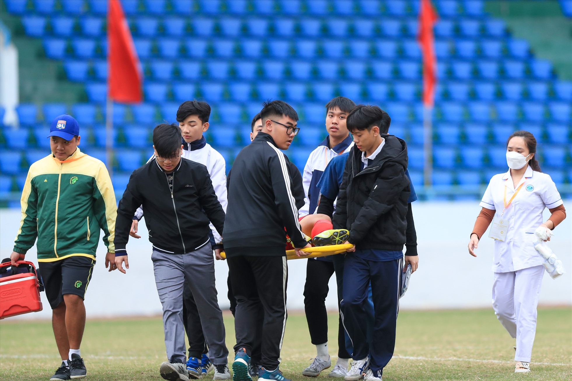 Cầu thủ câu lạc bộ Thành phố Hồ Chí Minh được tổ khiêng cáng hỗ trợ ra sân.