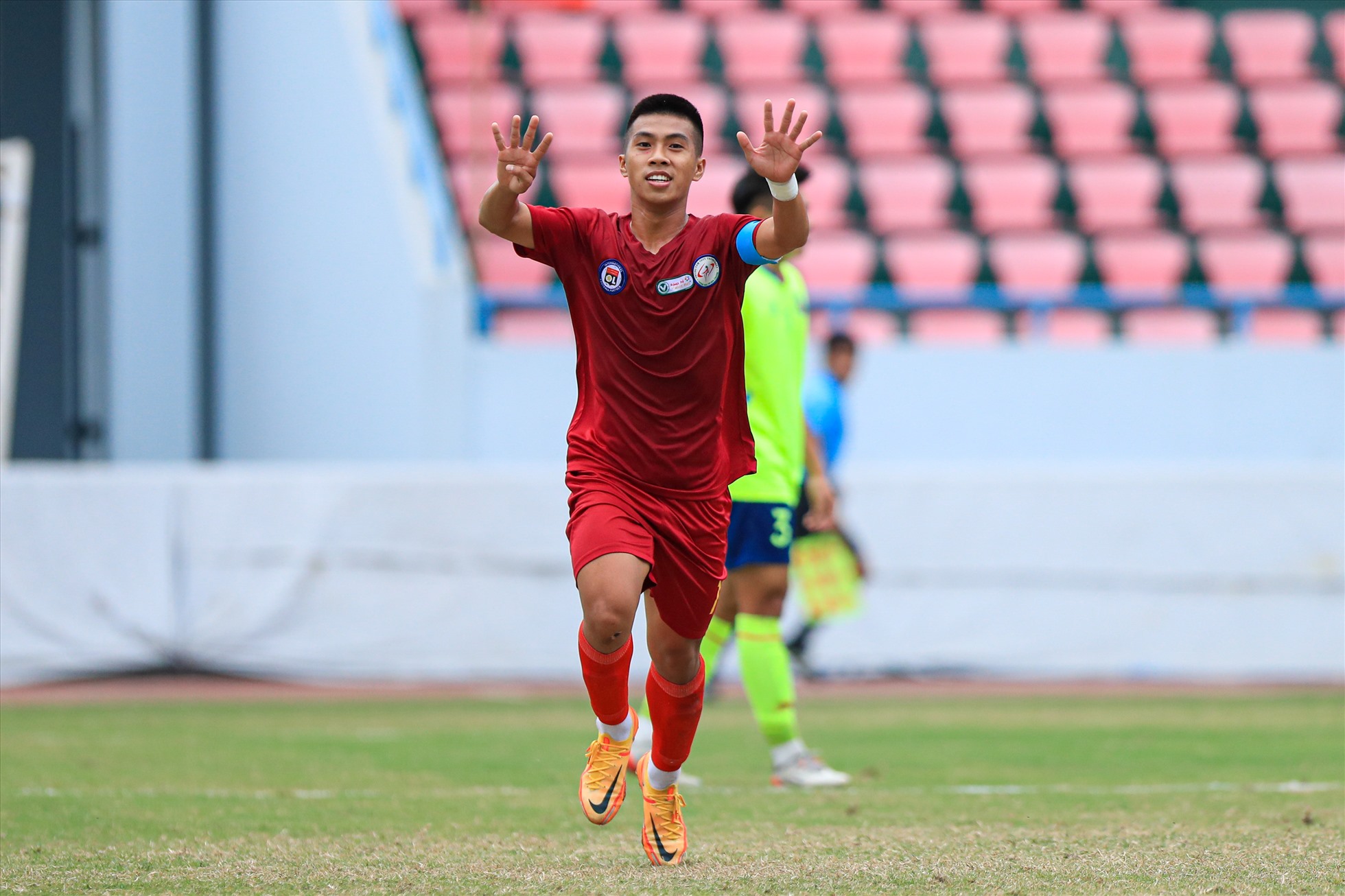 Kết thúc hiệp 1, câu lạc bộ TPHCM tạm thời dẫn trước Nam Định với tỉ số 2-0.