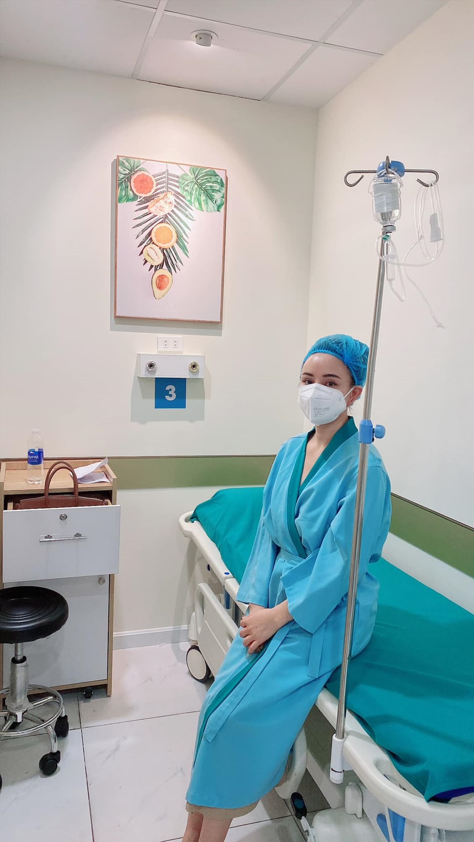 Vy Oanh chia sẻ hình ảnh trong bệnh viện chuẩn bị phẫu thuật tuyến giáp. Ảnh: Nhân vật cung cấp