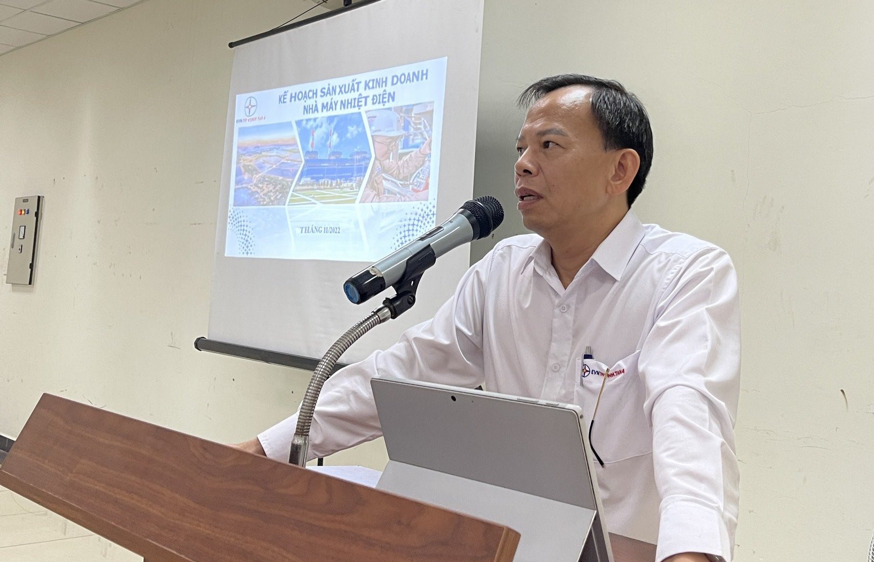 Ông Vũ Thanh Hải – Giám đốc Nhà máy giảng dạy chuyên đề về kế hoạch sản xuất, kinh doanh. Ảnh Vĩnh Tân