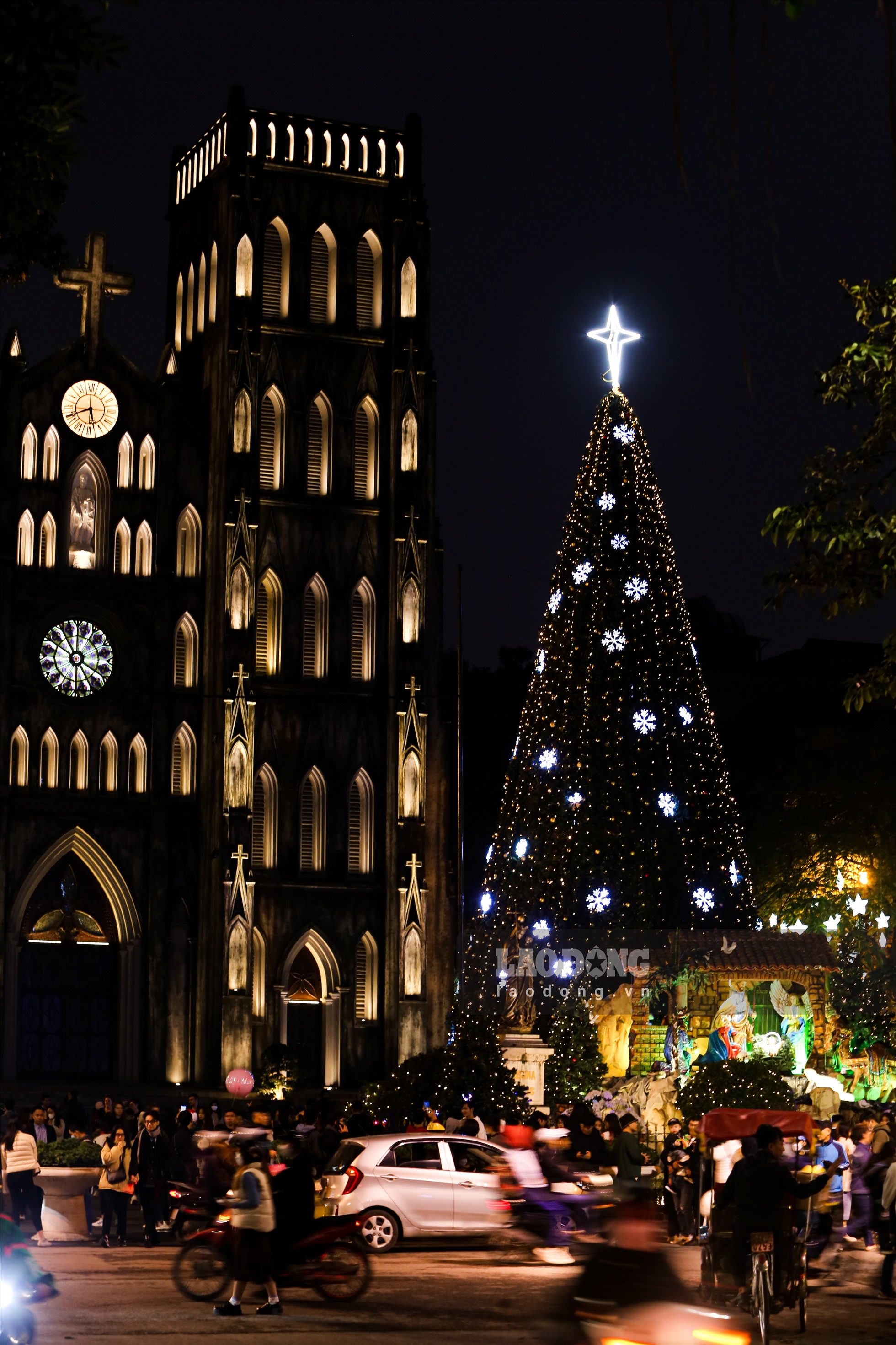Phố phường Hà Nội rực rỡ chào đón Giáng sinh và năm mới 2023