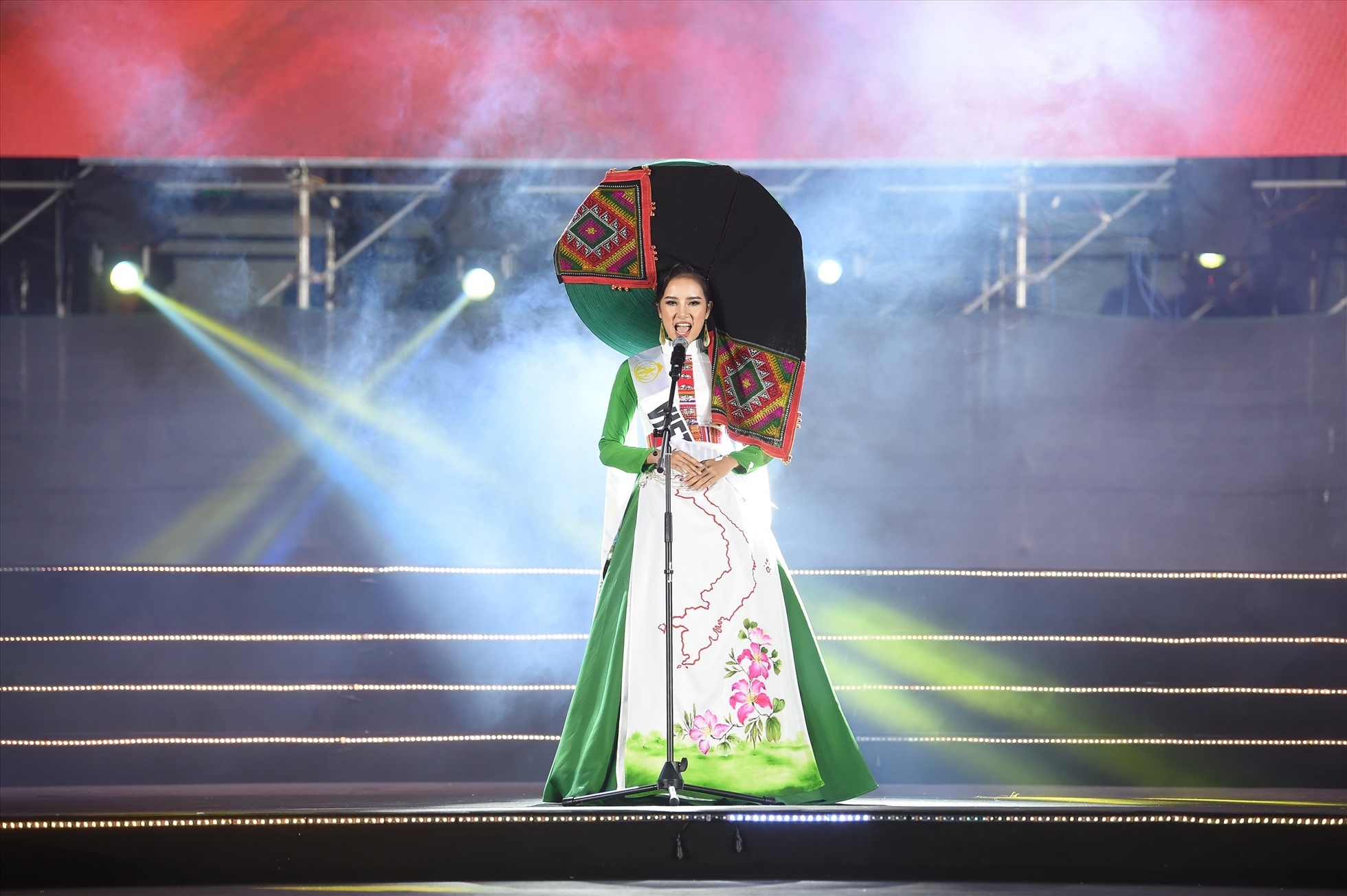 Đại diện Việt Nam Hương Ly.