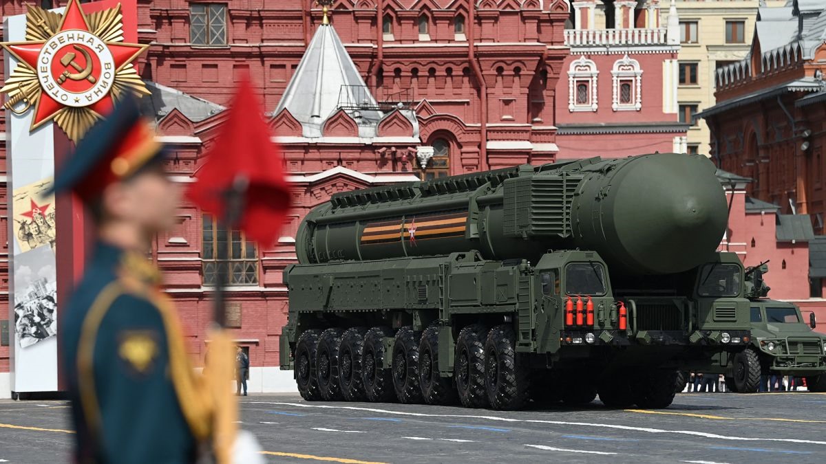 Tên lửa đạn đạo xuyên lục địa Yars của Nga tập dượt duyệt binh trên Quảng trường Đỏ ở trung tâm Mátxcơva, ngày 7.5.2022. Ảnh: AFP