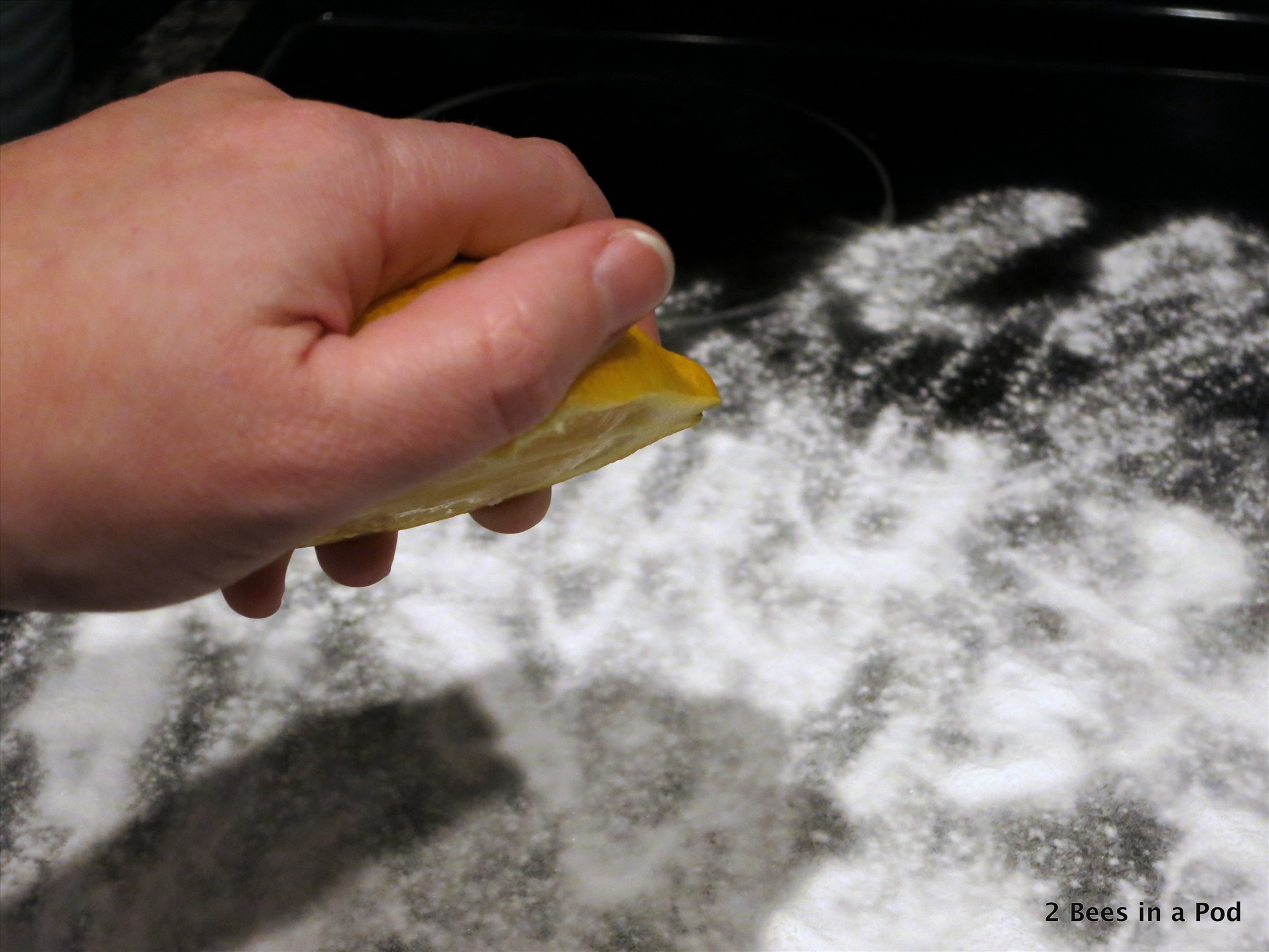 Sử dụng nước cốt chanh để làm sạch bề mặt bếp từ một cách nhanh chóng và hiệu quả. Ảnh: Xinhua