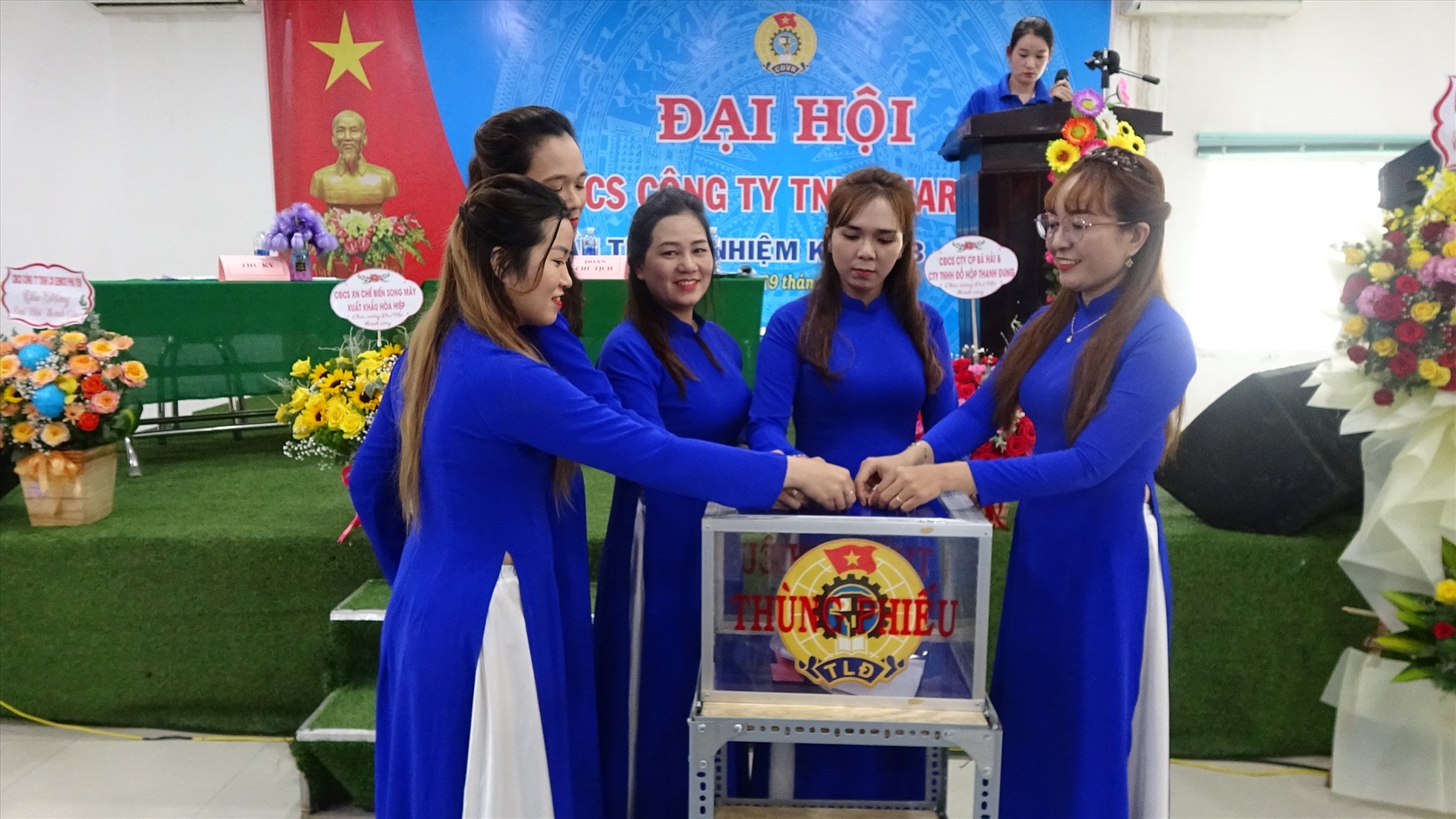 Các đại biểu tham dự đại hội bỏ phiếu bầu ra người có đủ năng lực, uy tín tham gia Ban chấp hành CĐCS Công ty TNHH Harry& nhiệm kỳ mới. Ảnh: Mạnh Tuấn