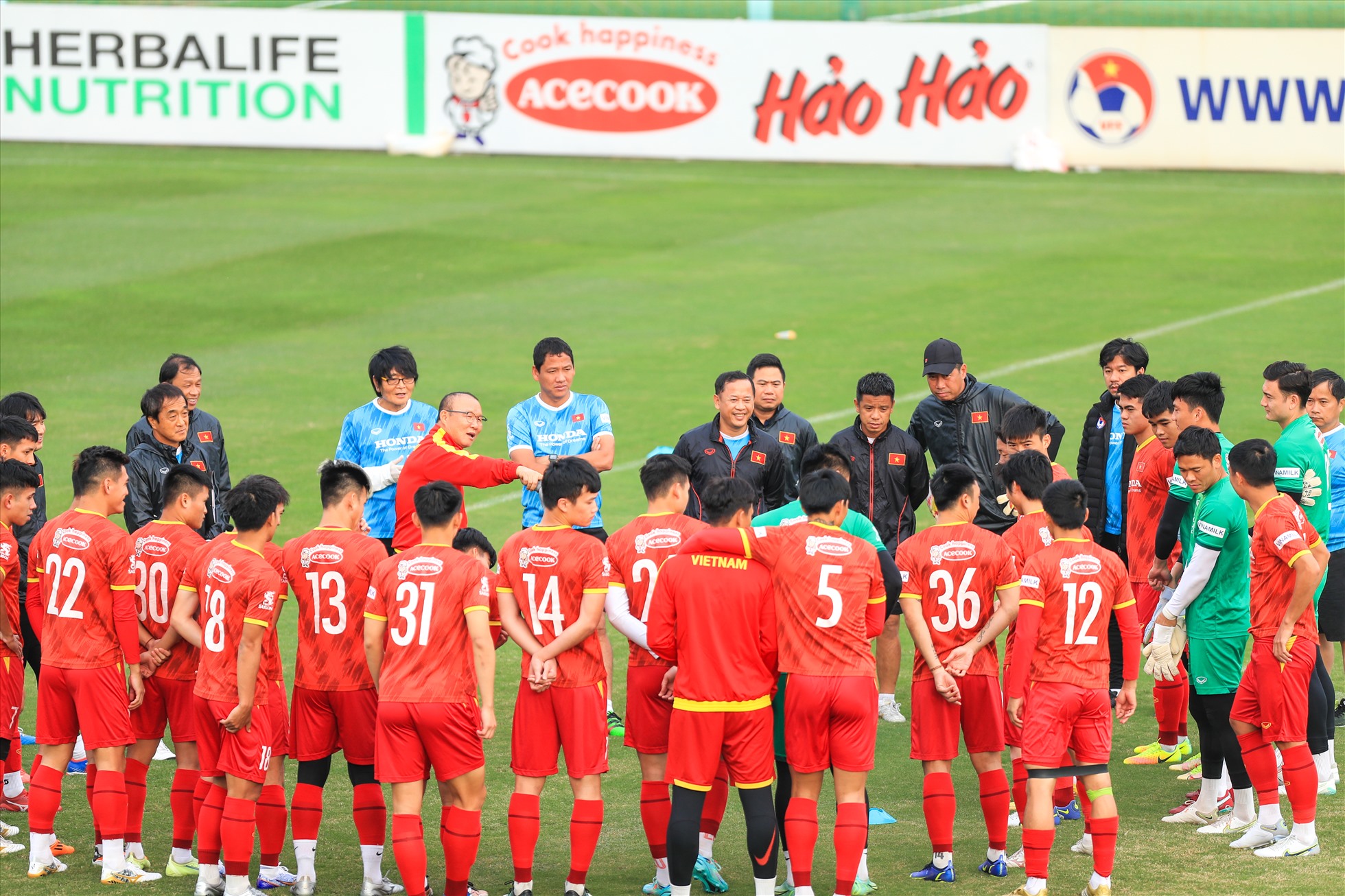Chiều nay (11.12), đội tuyển Việt Nam đã có buổi tập đầu tiên tại Hà Nội sau khi trở về từ chuyến tập huấn ngắn ở Vũng Tàu.