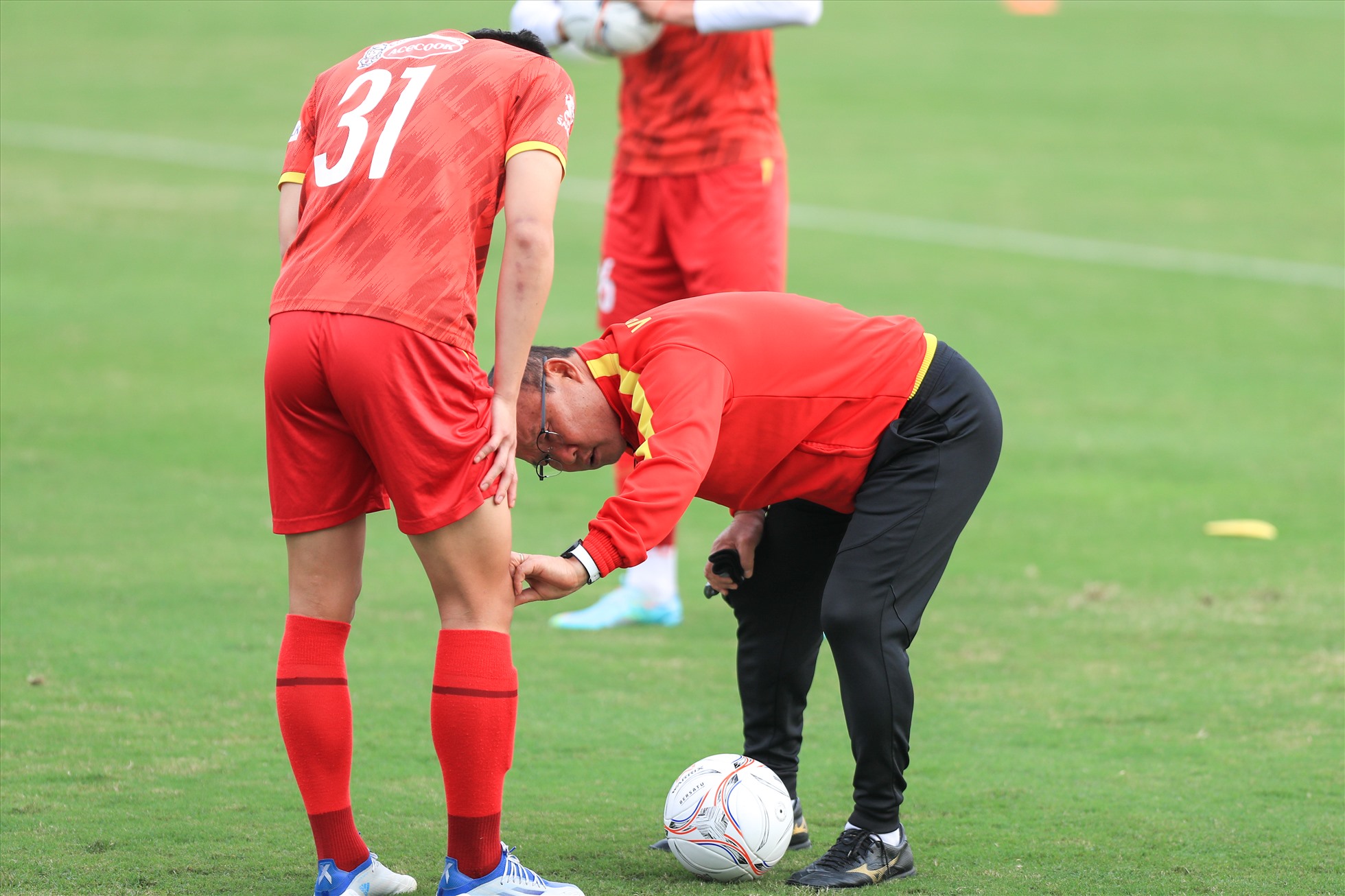 Huấn luyện viên Park Hang-seo kiểm tra chấn thương đầu gối của trung vệ Nguyễn Thanh Bình.