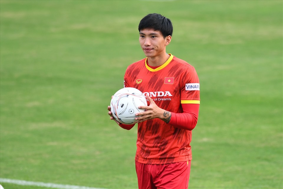 Hậu vệ Văn Hậu tích cực tập luyện cùng đội tuyển Việt Nam. Ảnh: Minh Dân