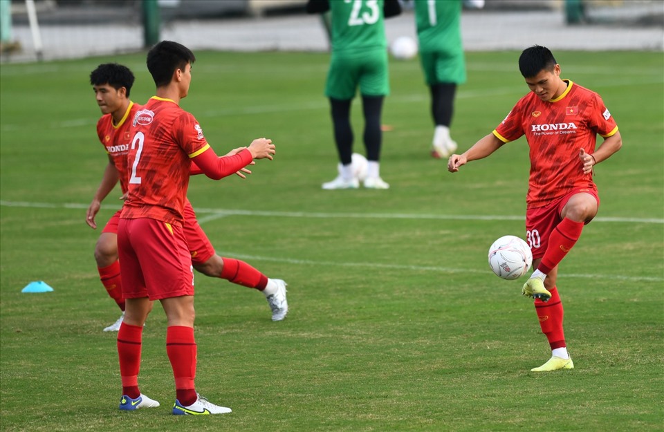 Đội tuyển Việt Nam tập luyện cùng trái bóng chính thức của AFF Cup 2022. Ảnh: Minh Dân