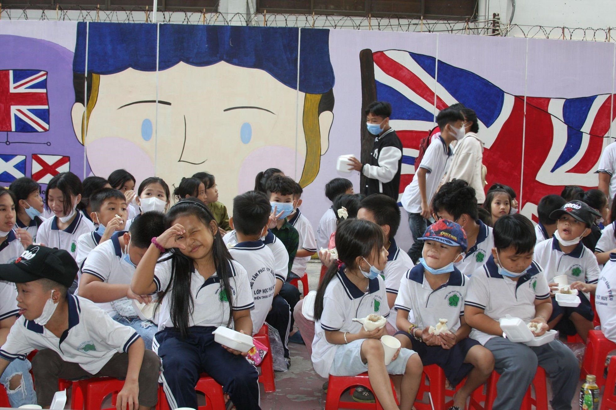 Các em nhỏ tại Trung tâm Phát huy Bình Triệu (TP. Thủ Đức) tỏ ra rất hào hứng khi được khám, chữa bệnh.