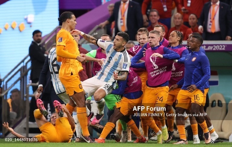 Trọng tài Lahoz khiến trận Hà Lan - Argentina thêm nóng vì rút ra quá nhiều thẻ phạt. Ảnh: AFP