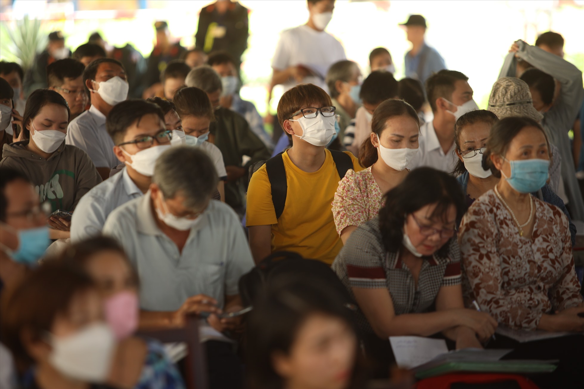 Bị hại chăm chú theo dõi lời trình bày của các bị hại khác.