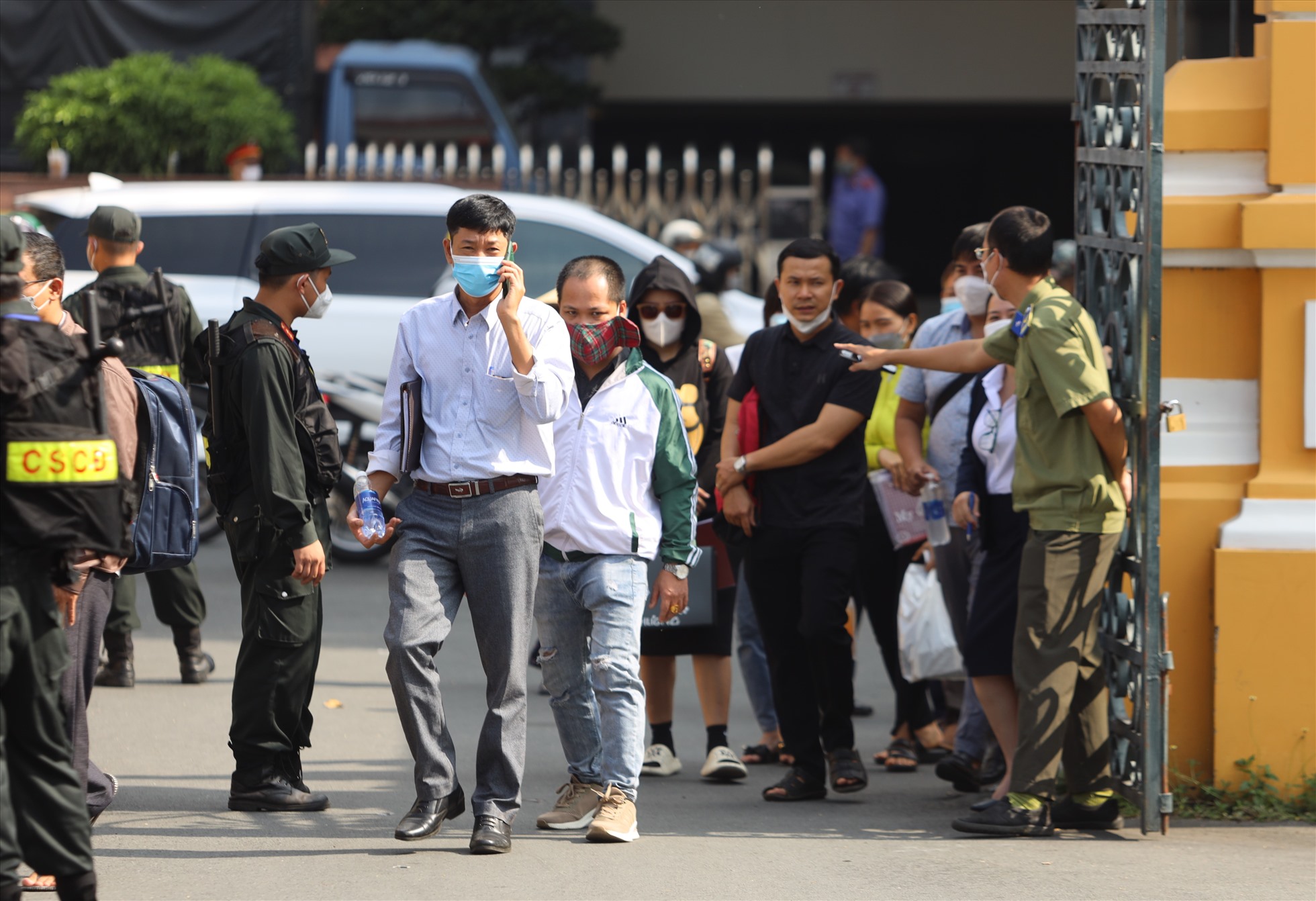 Khoảng 7 giờ 30, những bị hại đầu tiên làm thủ tục tham dự phiên toà. Số lượng người tới mỗi lúc mỗi đông.   Tuần qua, trong những ngày đầu của phiên xét xử, trên dưới 100 bị hại đến toà. Sau đó, số lượng này giảm dần, chỉ đếm trên đầu ngón tay. Khoảng 7 giờ 30, những bị hại đầu tiên làm thủ tục tham dự phiên toà. Số lượng người tới mỗi lúc mỗi đông. Tuần qua, trong những ngày đầu của phiên xét xử, trên dưới 100 bị hại đến toà. Sau đó, số lượng này giảm dần, chỉ đếm trên đầu ngón tay.