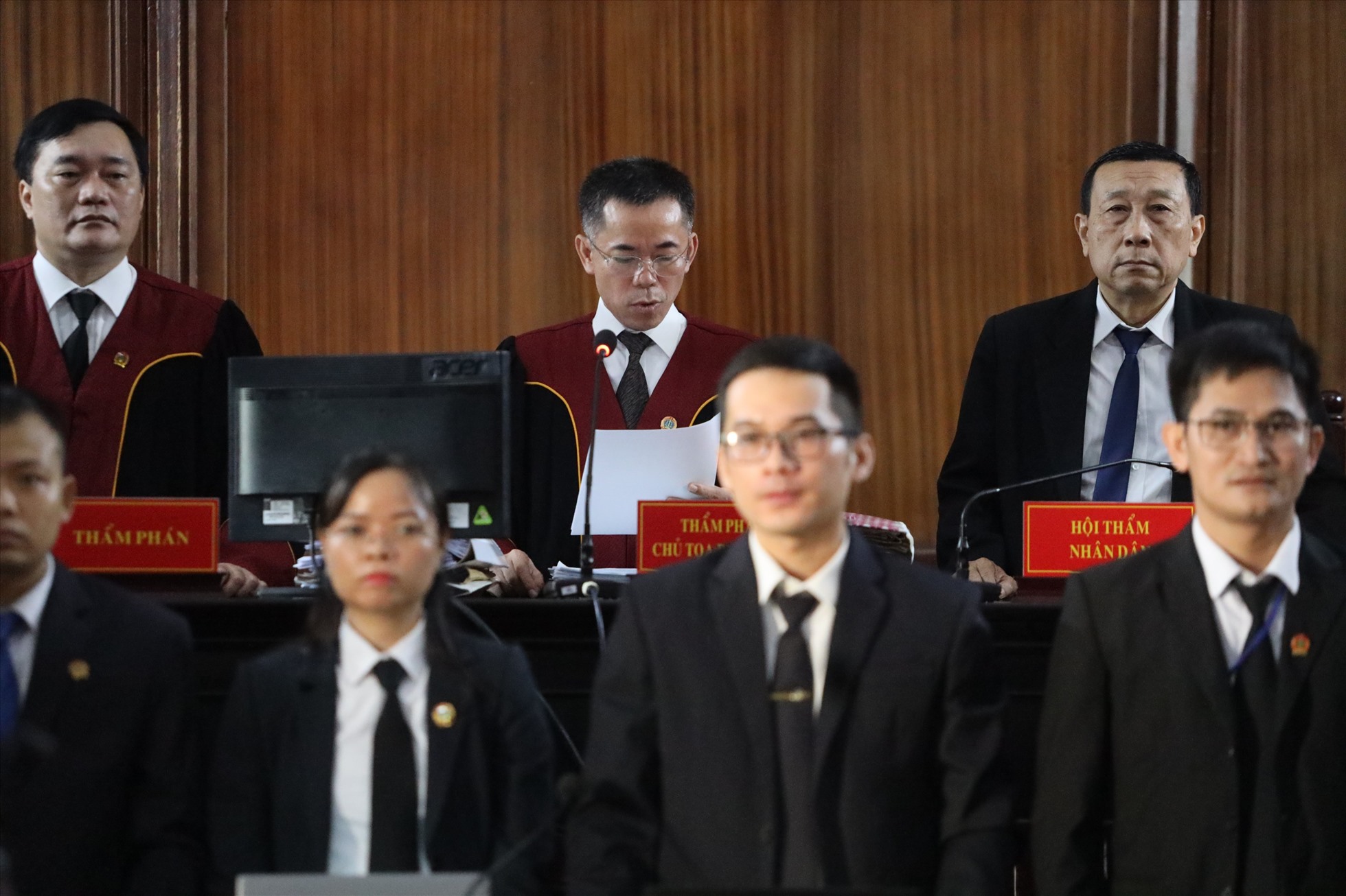 Trong phẩn xét hỏi sáng nay, HĐXX xét hỏi bị hại theo từng dự án. Chủ tọa yêu cầu các bị hại chuẩn bị các hồ sơ, chứng từ liên quan để đối chiếu khi lên trình bày.