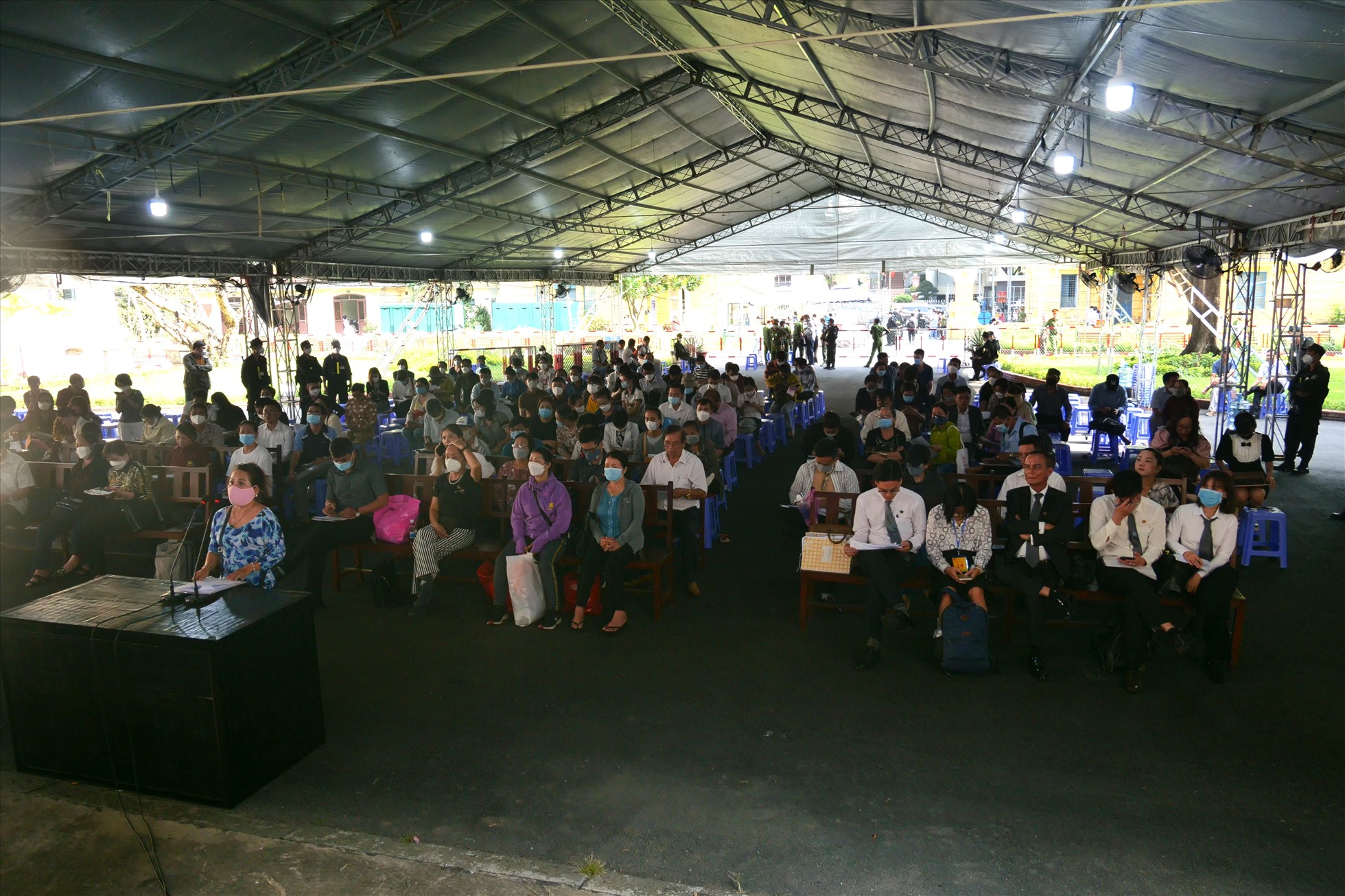 Đúng 9 giờ, tòa bắt đầu với phần xét hỏi các bị hại.