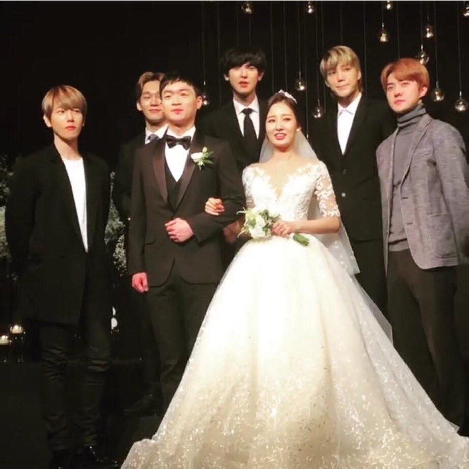 Các chàng trai EXO luôn chọn phong cách lịch lãm, bảnh bao đến dự đám cưới.