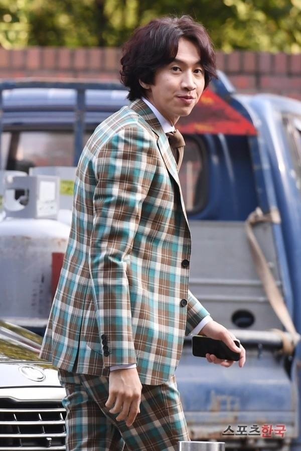 Lee Kwang Soo chọn một bộ suit hoạ tiết nổi bật.