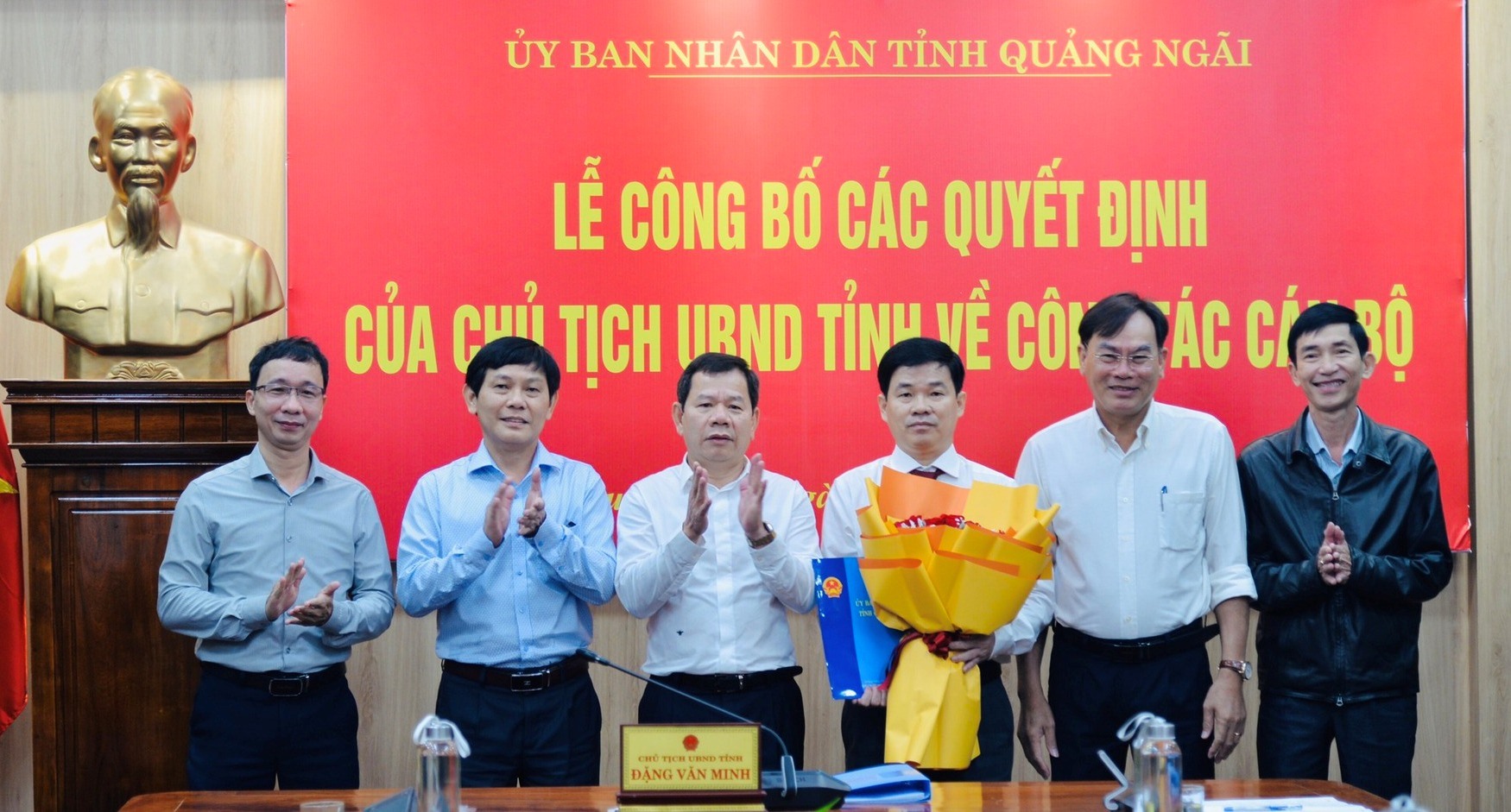 Ông Phạm Minh Đức (thứ 3 từ phải sang) Phó Giám đốc phụ trách Sở Y tế giữ chức vụ Giám đốc Sở Y tế trong thời hạn 5 năm, kể từ ngày 12.12.2022 đến ngày 12.12.2027. Ảnh: Ngọc Viên