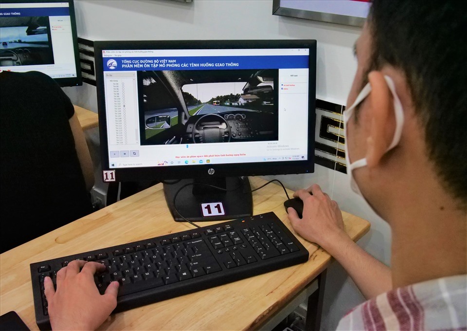 Học lái xe bằng phần mềm mô phỏng trên máy tính. Ảnh: Khánh Linh.