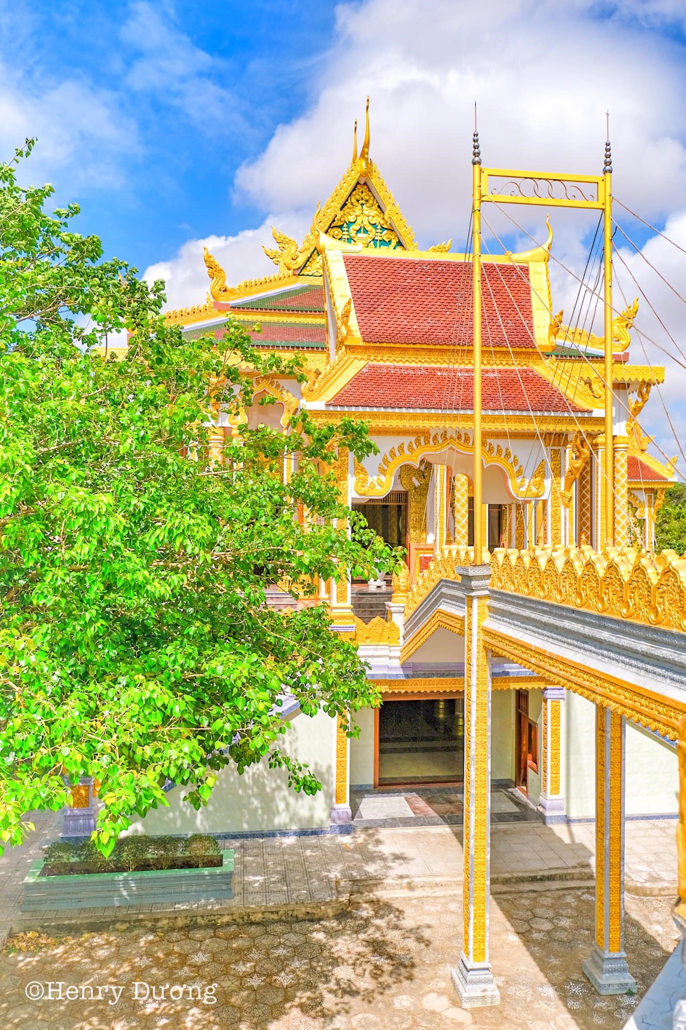 Ngôi chùa phủ một màu vàng rực rỡ, vô cùng nổi bật. Nơi đây chủ yếu phục vụ tín ngưỡng của người dân địa phương, không có nhiều khách du lịch ghé thăm nên vẫn giữ được sự bình yên, thanh tịnh.